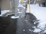 青森市の歩道　社会保険支払基金前のロードヒーティング融雪状況の画像です。